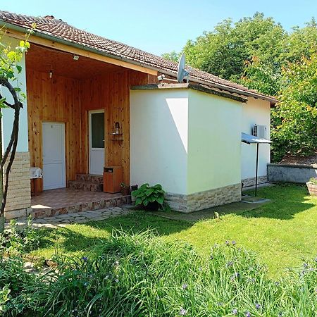Divna Guest House Krushuna Exterior foto