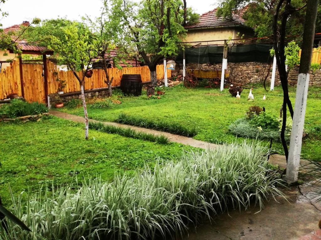 Divna Guest House Krushuna Exterior foto