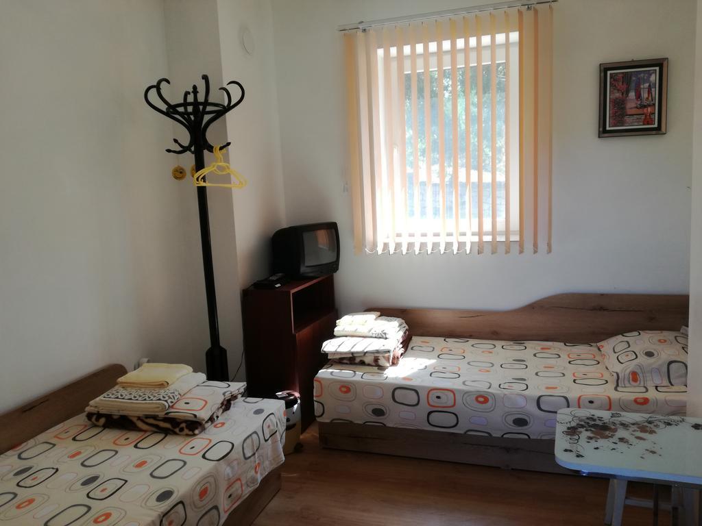 Divna Guest House Krushuna Exterior foto
